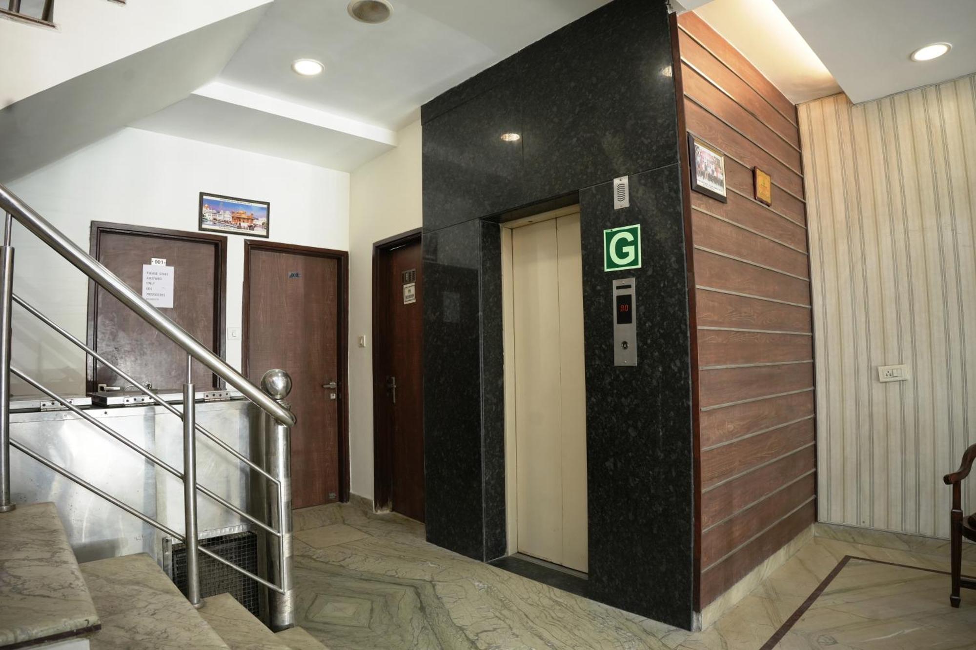 Hotel Holiday Comfort 암리차르 외부 사진
