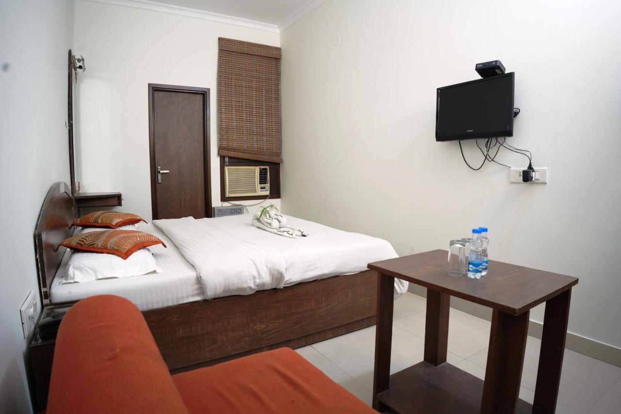 Hotel Holiday Comfort 암리차르 외부 사진